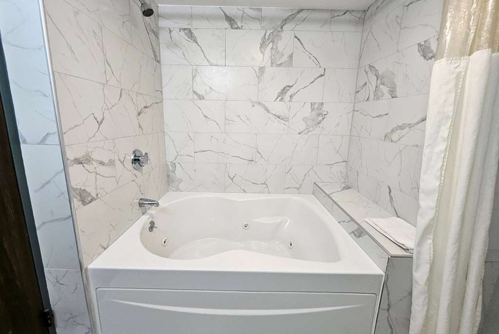 Days Inn by Wyndham Berlin Meriden - photo 12