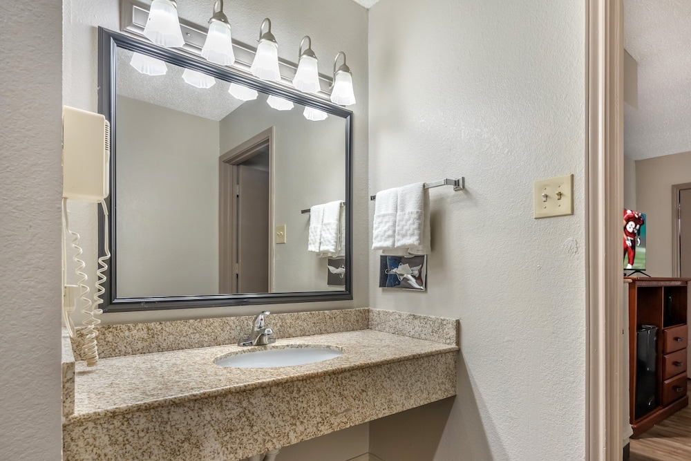Red Roof Inn & Suites Sulphur Springs - photo 23