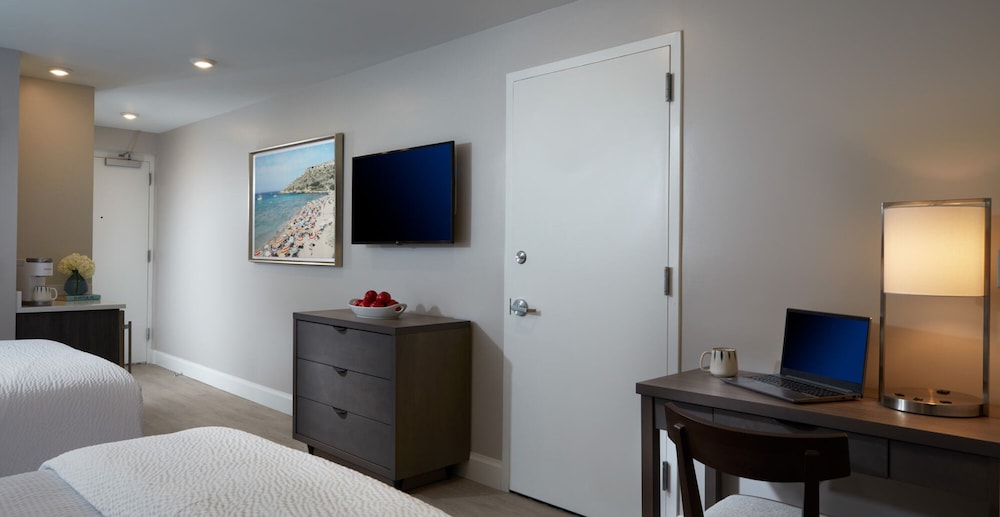 The Pointe Hotel - photo 12
