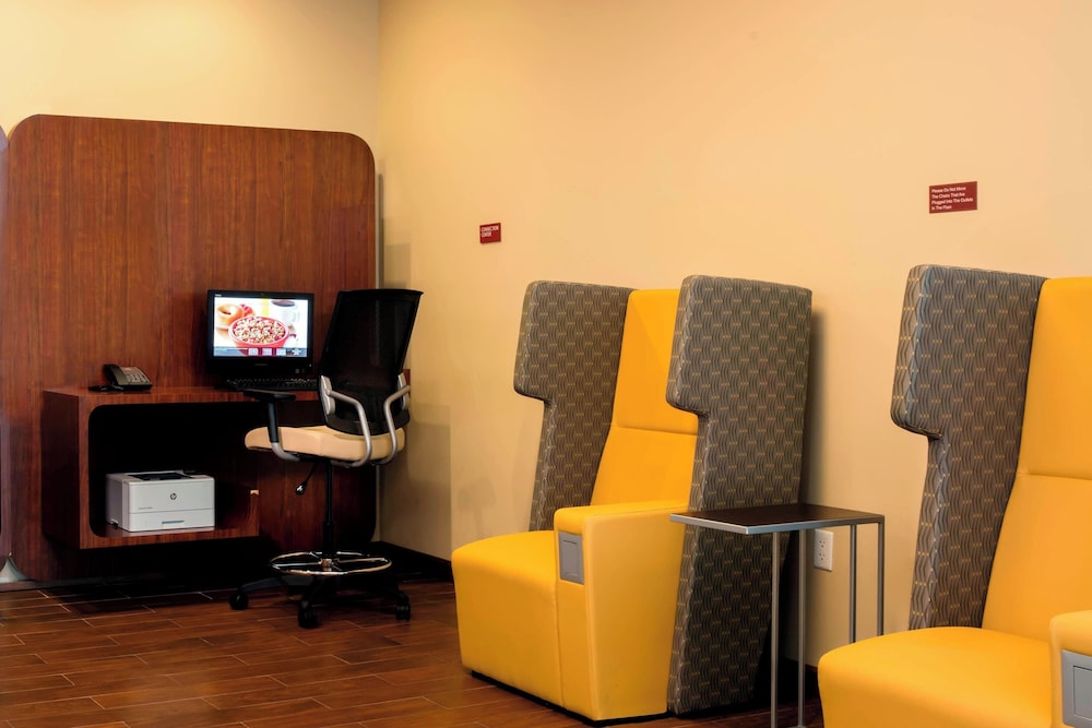 TownePlace Suites Orlando at FLAMINGO CROSSINGS Town Center Western Entrance - photo 38
