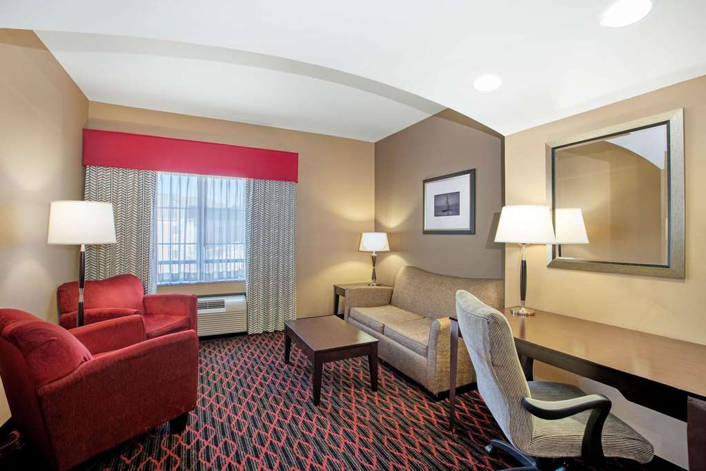 La Quinta Inn & Suites by Wyndham Conway - photo 23
