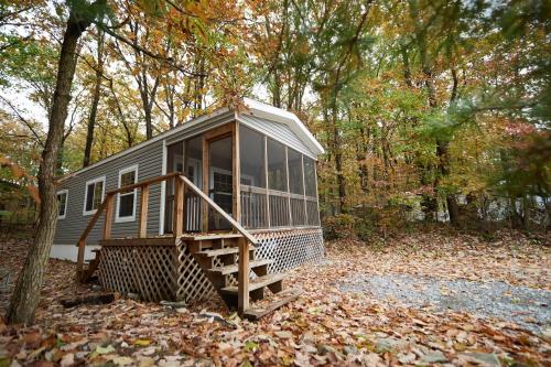 Spring Gulch Screened Park Model 7 — hotel in Mount Airy