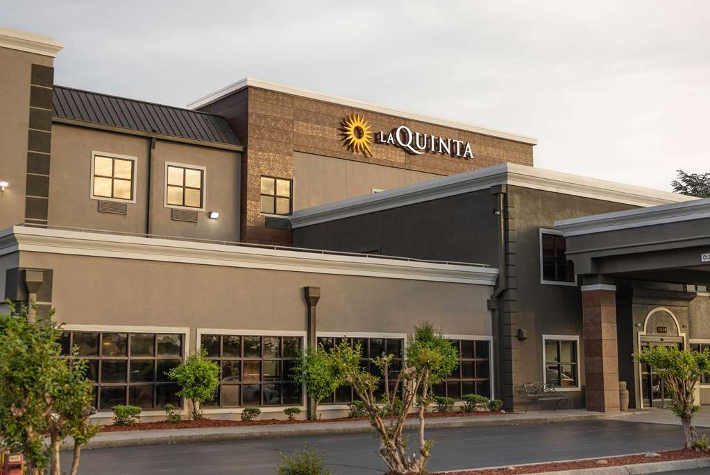 La Quinta Inn & Suites by Wyndham Knoxville East - photo 3