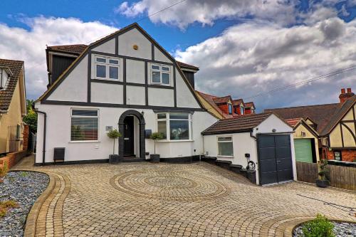 LMV Property Modern Luxury Family Home in Theydon Bois With London Skyline Views — 4-Star Luxury Hotel in Theydon Bois, United Kingdom