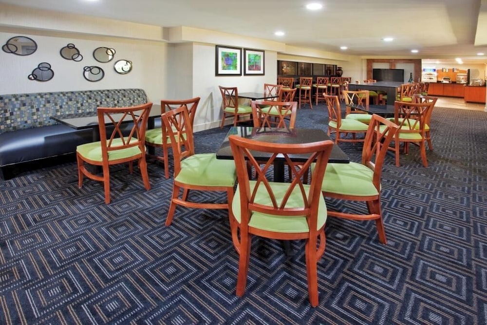 Holiday Inn Express & Suites Atlanta Downtown by IHG - photo 98