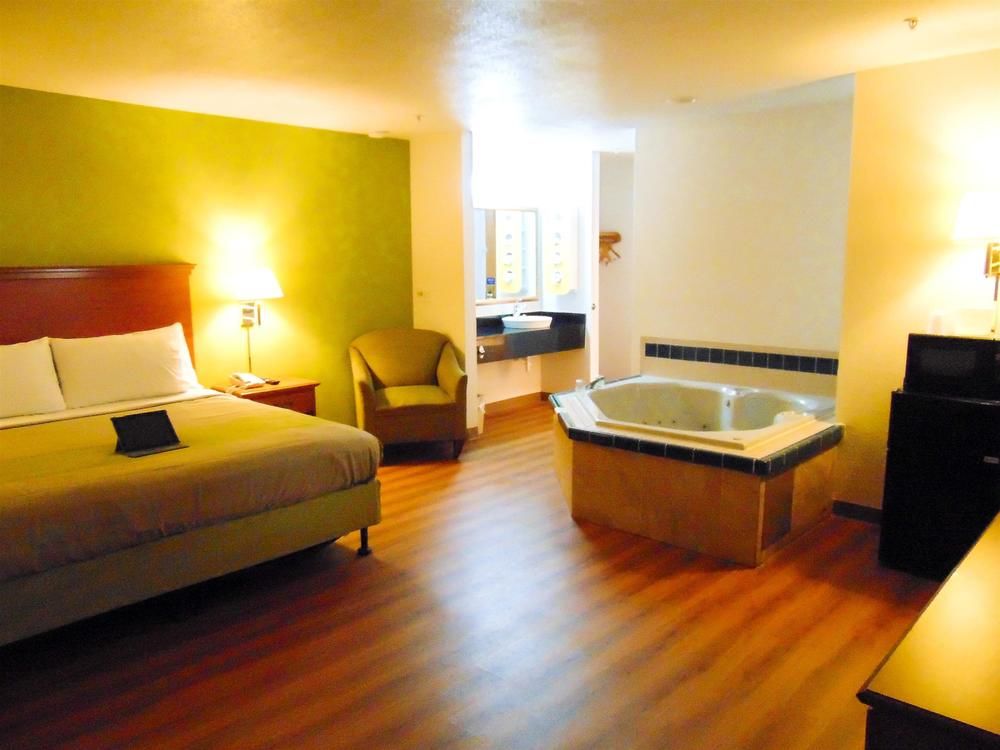 Motel 6 - photo 14