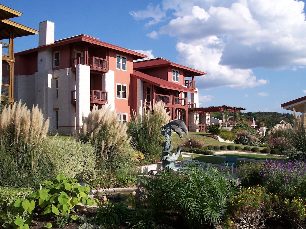 Vintage Villas & Conference Center — 4-Star Luxury Hotel in Hudson Bend, United States
