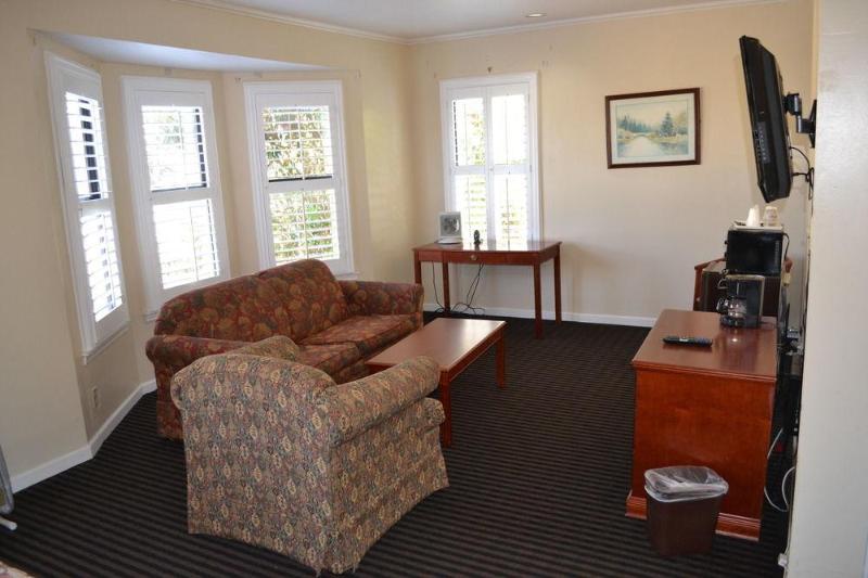 Alpha Inn & Suites - photo 2