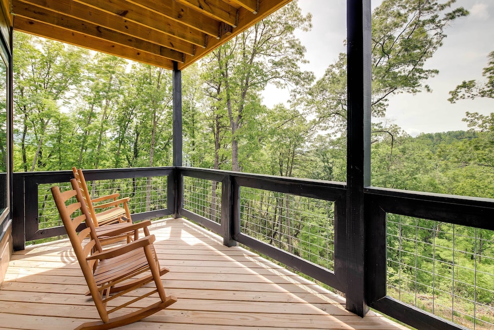 Cobbly Nob Resort Cabin: Hot Tub Pool & Views - photo 35