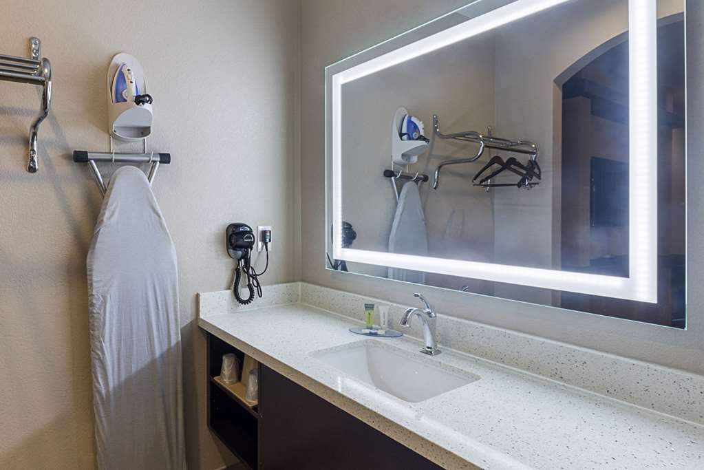 Econo Lodge Inn and Suites Houston NW Cy Fair - photo 5