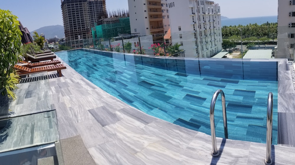 Infinity Pool 5 min walk to beach Sekong Apartment — 4-Star Luxury Hotel in Da Nang, Vietnam