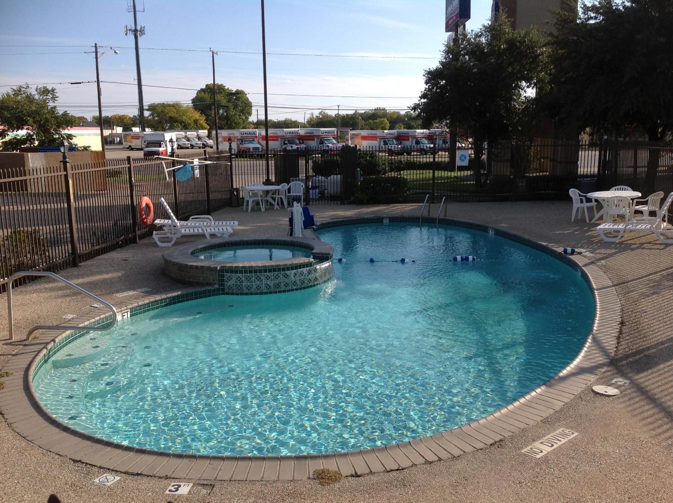 Howard Johnson by Wyndham Grand Prairie Near Lone Star Park - photo 37