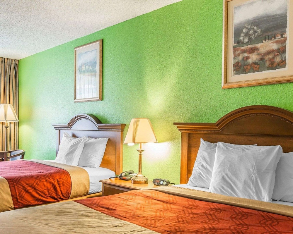 Econo Lodge Douglas - photo 21