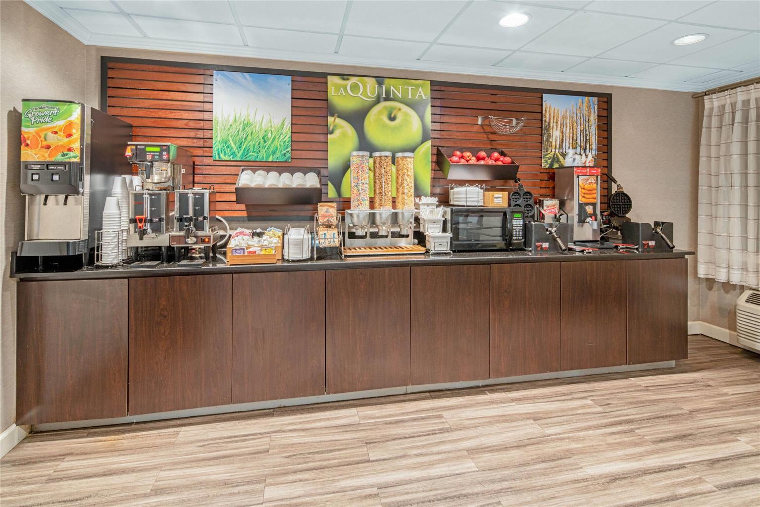 La Quinta Inn & Suites by Wyndham Baton Rouge Siegen Lane - photo 51