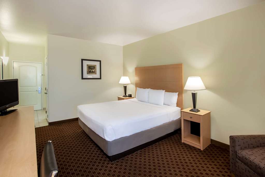 La Quinta Inn & Suites by Wyndham Odessa North - photo 18