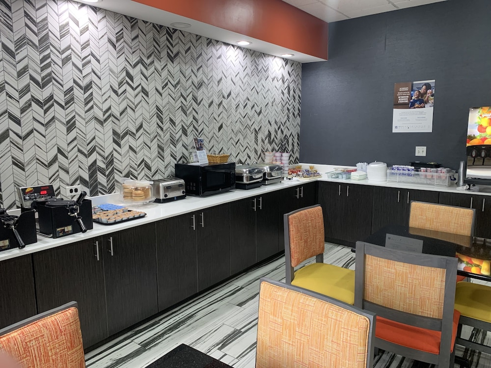La Quinta Inn & Suites by Wyndham OKC North Quail Springs - photo 43