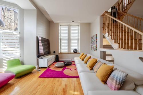 Downtown Retreat with Modern Comfort in Montreal, Canada