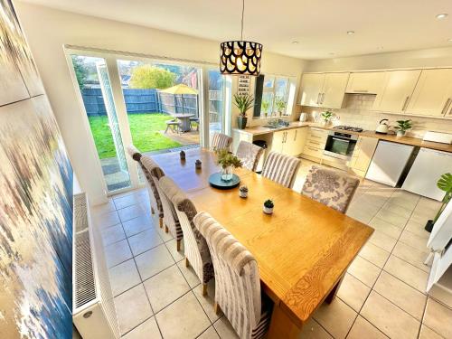 Large Four Bedroom With Hot Tub and Parking Sleeps 8 — 4-Star Luxury Hotel in Poole, United Kingdom
