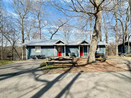 Cottage 14 Lees Ford Marina — 4-Star Luxury Hotel in Ridgetop, United States