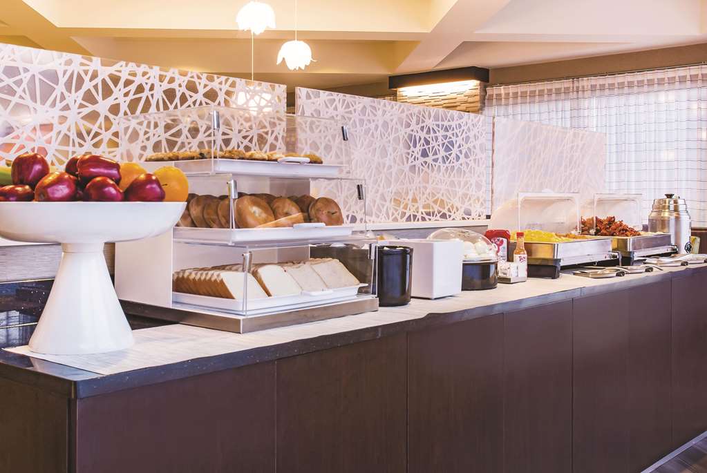 La Quinta Inn & Suites by Wyndham Las Vegas Summerlin Tech - photo 39