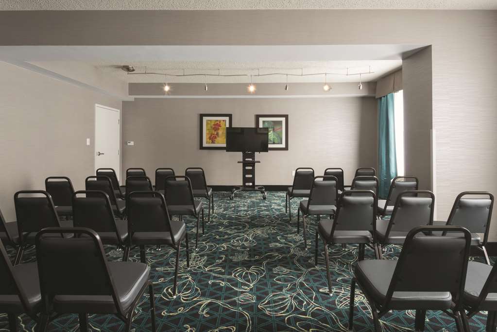 La Quinta Inn & Suites by Wyndham Lynchburg at Liberty Univ. - photo 41
