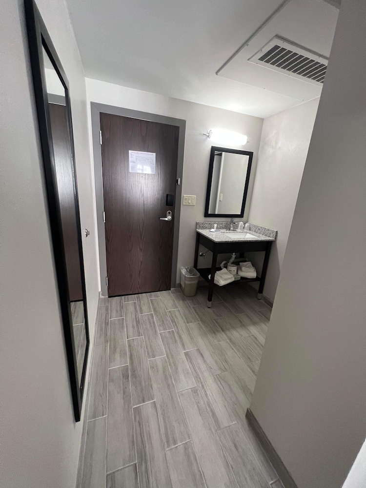 Days Inn by Wyndham Manitowoc - photo 12