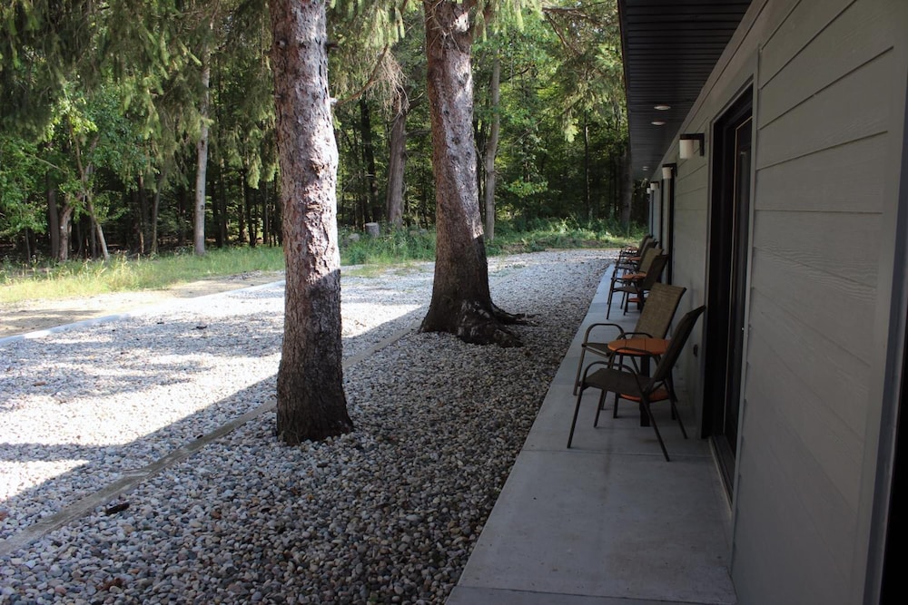 4411 Inn & Suites - photo 40