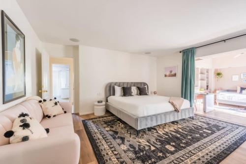 Airway to Heaven Joshua Tree Home w Cowboy Tub — 4-Star Luxury Hotel in Yucca Valley, United States