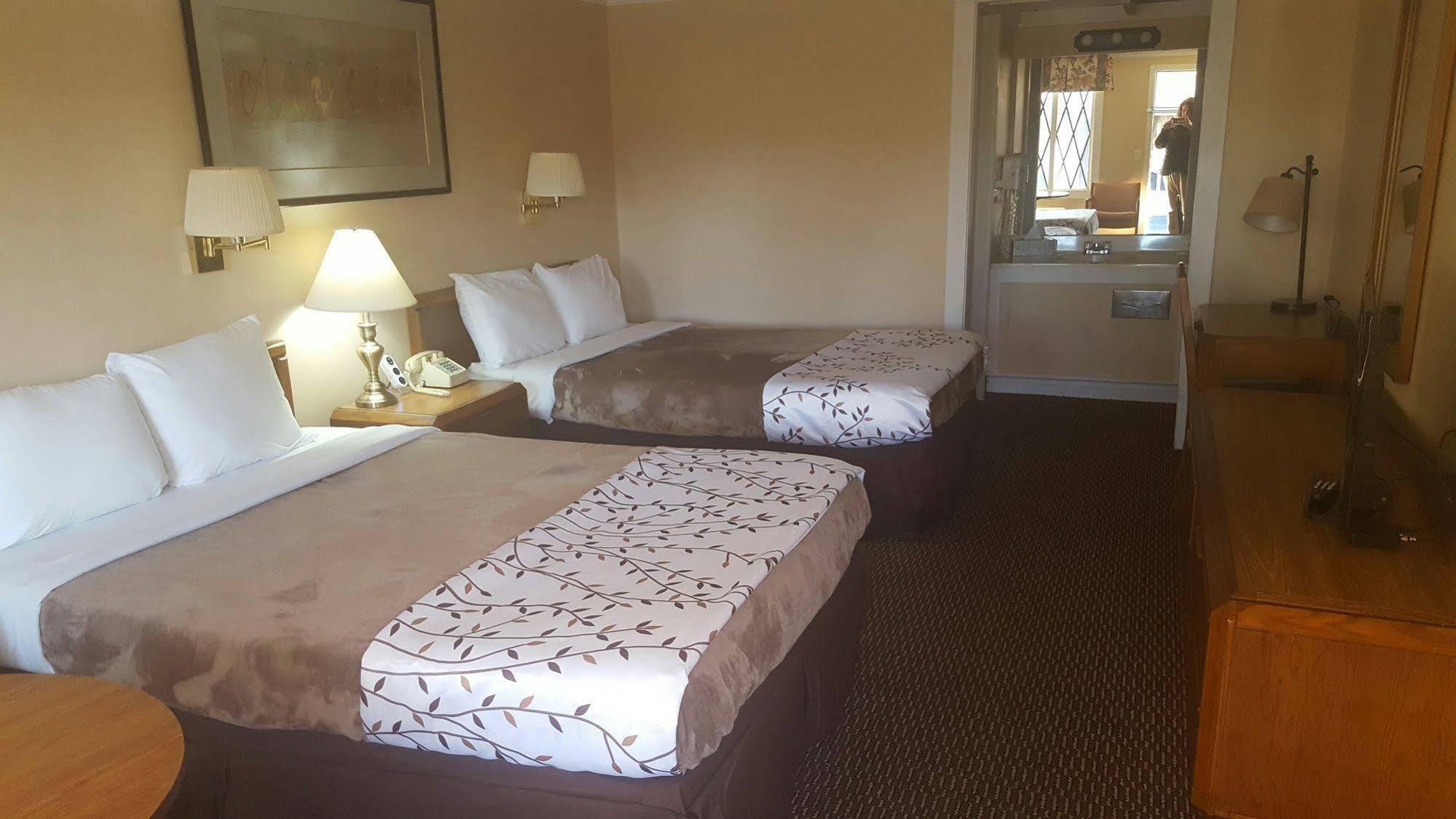 Airport Inn & Parking Vandalia - photo 6