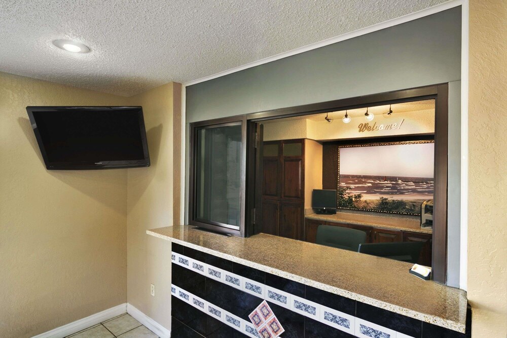 Super 8 by Wyndham Kalamazoo - photo 2