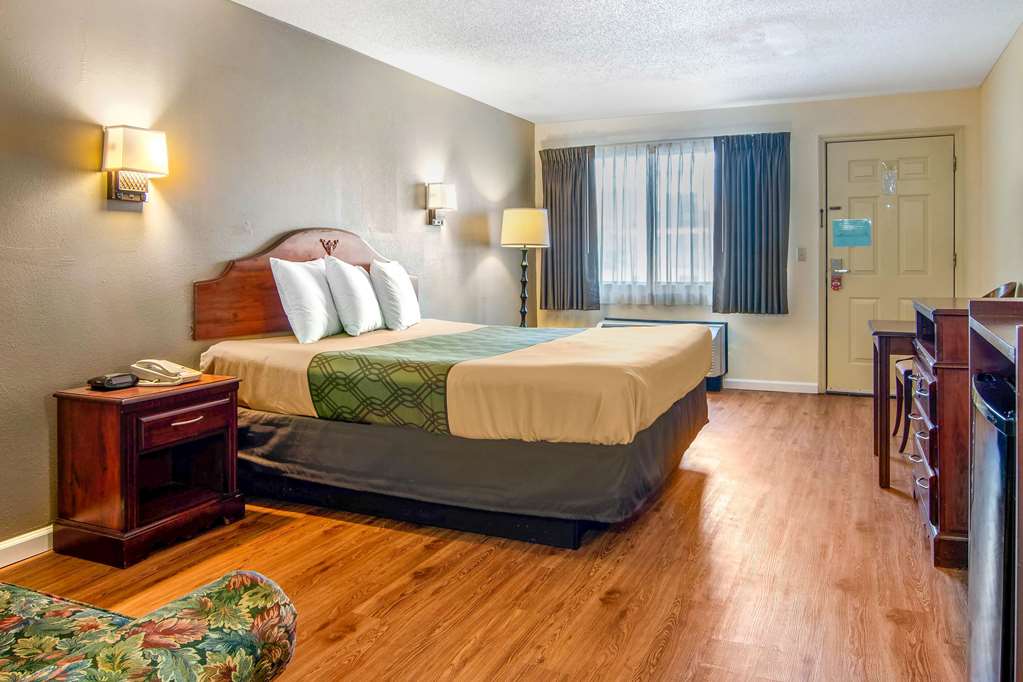 Econo Lodge Inn & Suites near Chickamauga Battlefield - photo 10