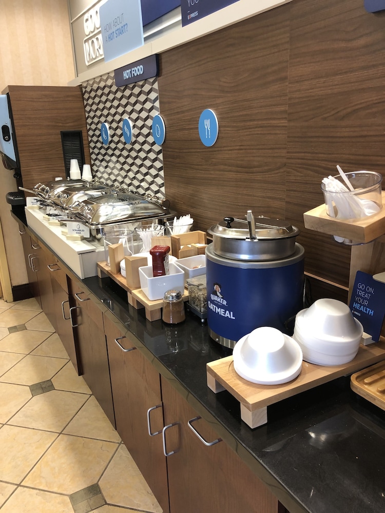 Holiday Inn Express Syracuse Airport by IHG - photo 30