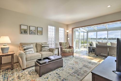 Ideally Located San Francisco Bay Home with Sunroom — 4-Star Luxury Hotel in Alameda, United States