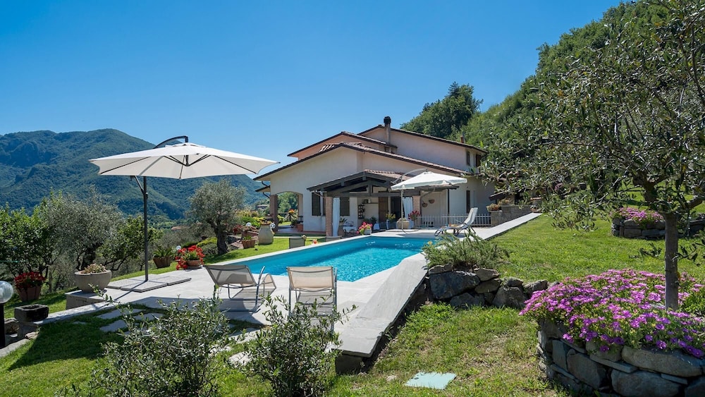 Villa Costanza 6 Emma Villas — 4-Star Luxury Hotel in Fivizzano, Italy