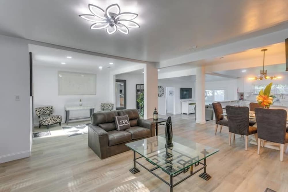 3BR Charming Retreat W and Deck and WiFi in Valdosta, United States