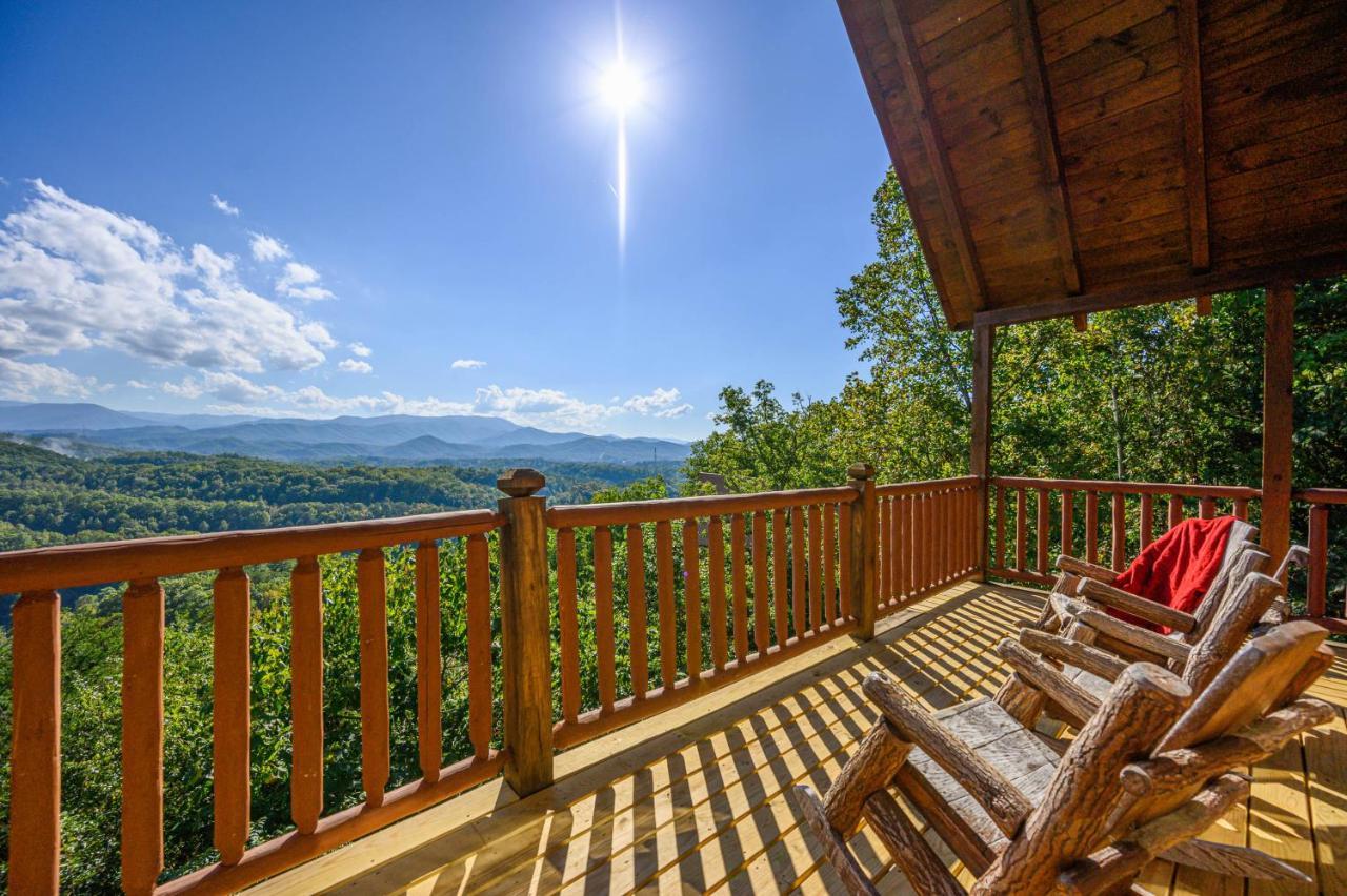 Peaks of Blue with Hot Tub and Theater Room — 4-Star Luxury Hotel in Sevierville, United States