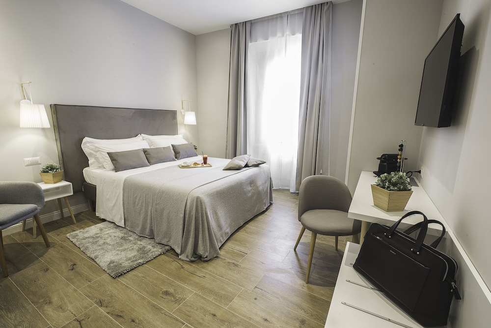 Colonna Luxury Suites — 4-Star Luxury Hotel in Rome, Italy