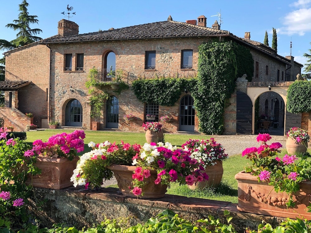 Macciangrosso — 5-Star Luxury Hotel in Chiusi, Italy