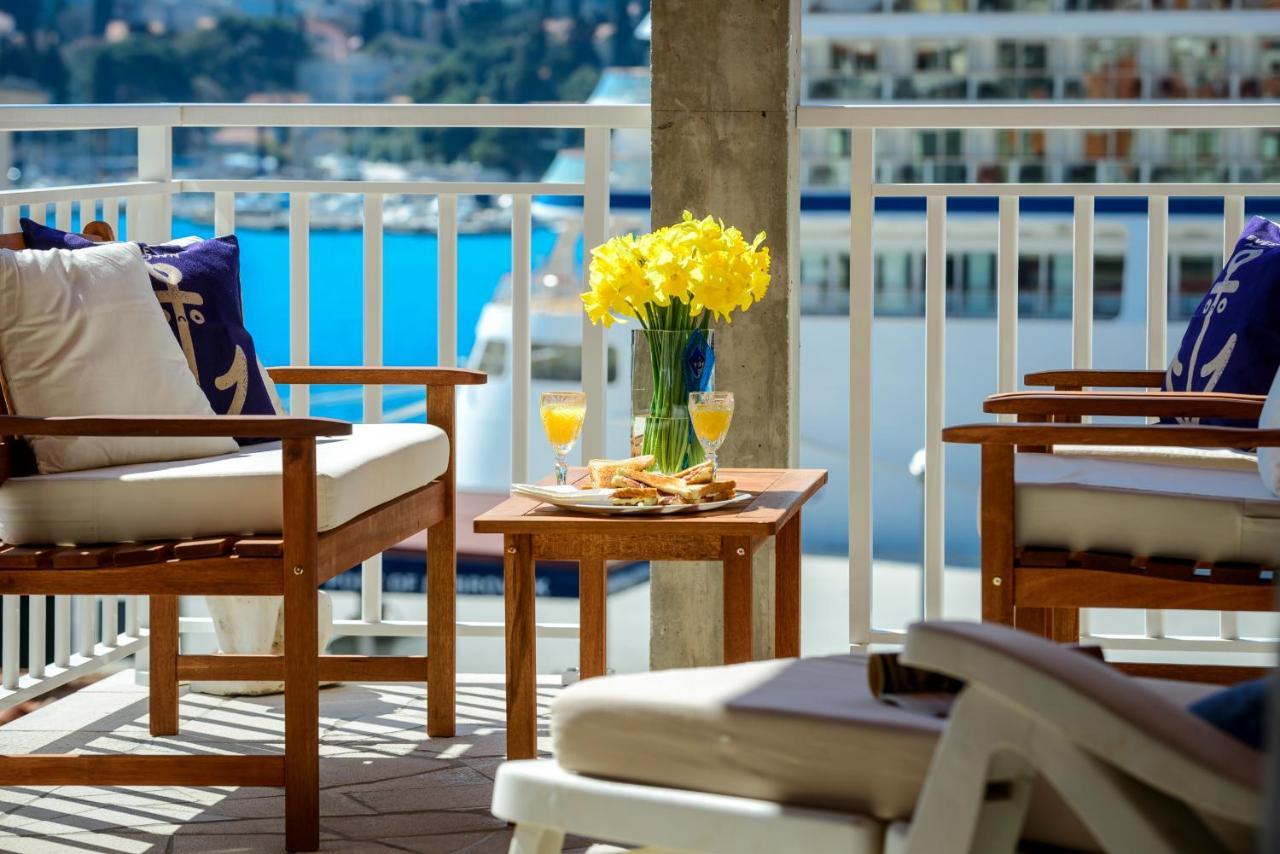 Lorelai Apartments