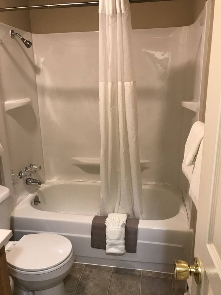 Lakeshore Inn & Suites - photo 32