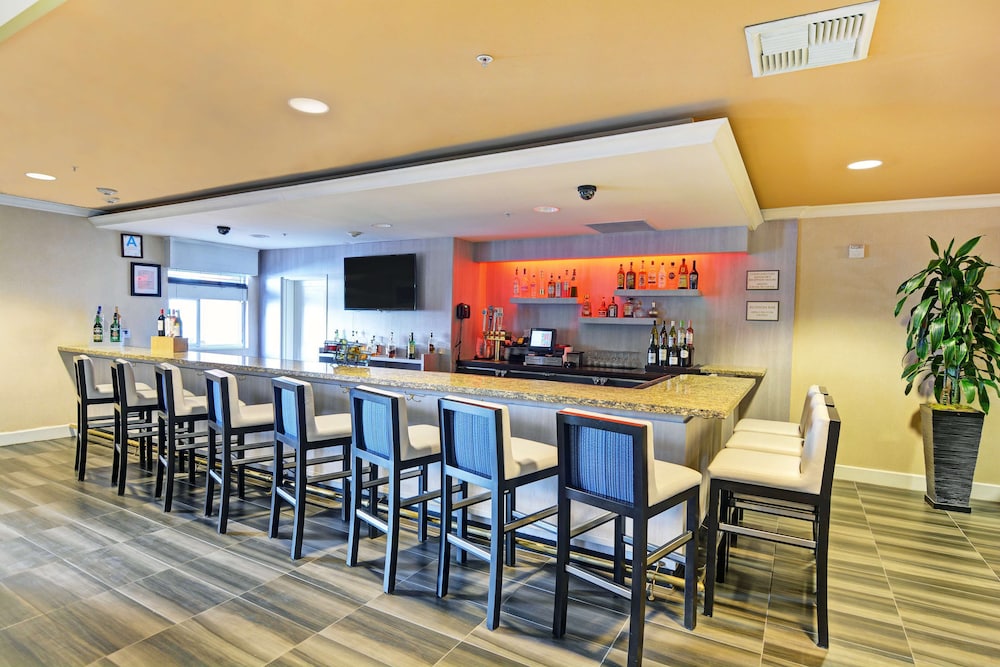 Embassy Suites by Hilton Valencia - photo 26