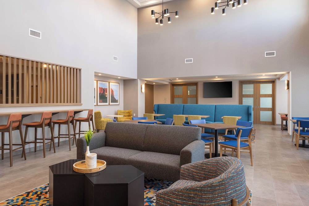 Hampton Inn & Suites by Hilton Cottonwood - photo 3