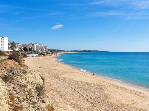 T2 Rosa dos Ventos A C & Terrace Casas & Papéis — 4-Star Luxury Hotel in Armacao De Pera, Portugal