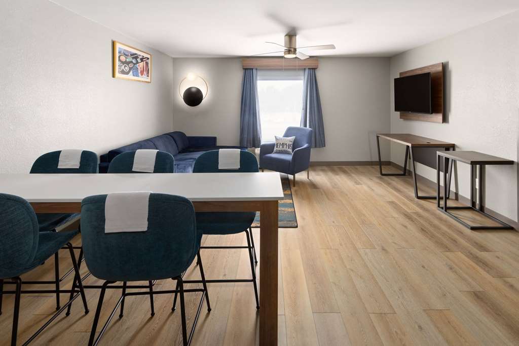 La Quinta Inn & Suites by Wyndham Memphis I 240 - photo 22