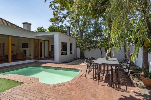 Spacious Claremont Home with Pool Fireplace — 4-Star Luxury Hotel in Cape Town, South Africa