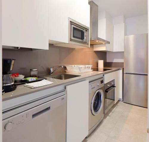 A tico con terraza en playa de San Lorenzo in Gijon, Spain