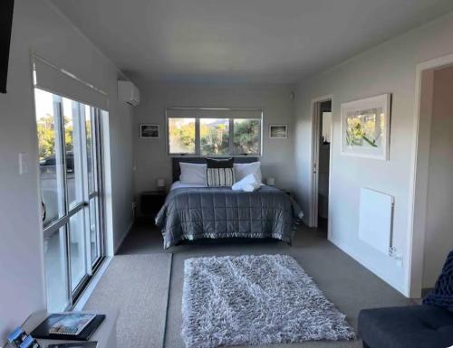 Stay With Us Raglan Studio — 4-Star Luxury Hotel in Raglan, New Zealand