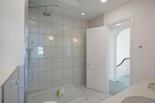 Beautiful Two Bedroom Maisonette in the heart of Chelsea — 4-Star Luxury Hotel in London, United Kingdom