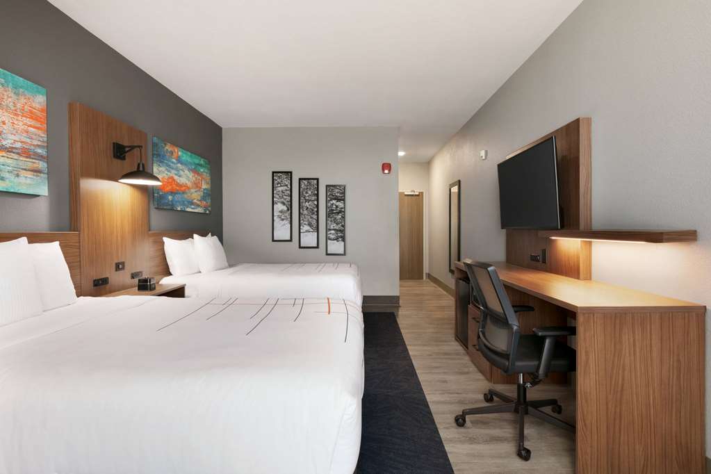 La Quinta Inn & Suites by Wyndham College Station North - photo 26