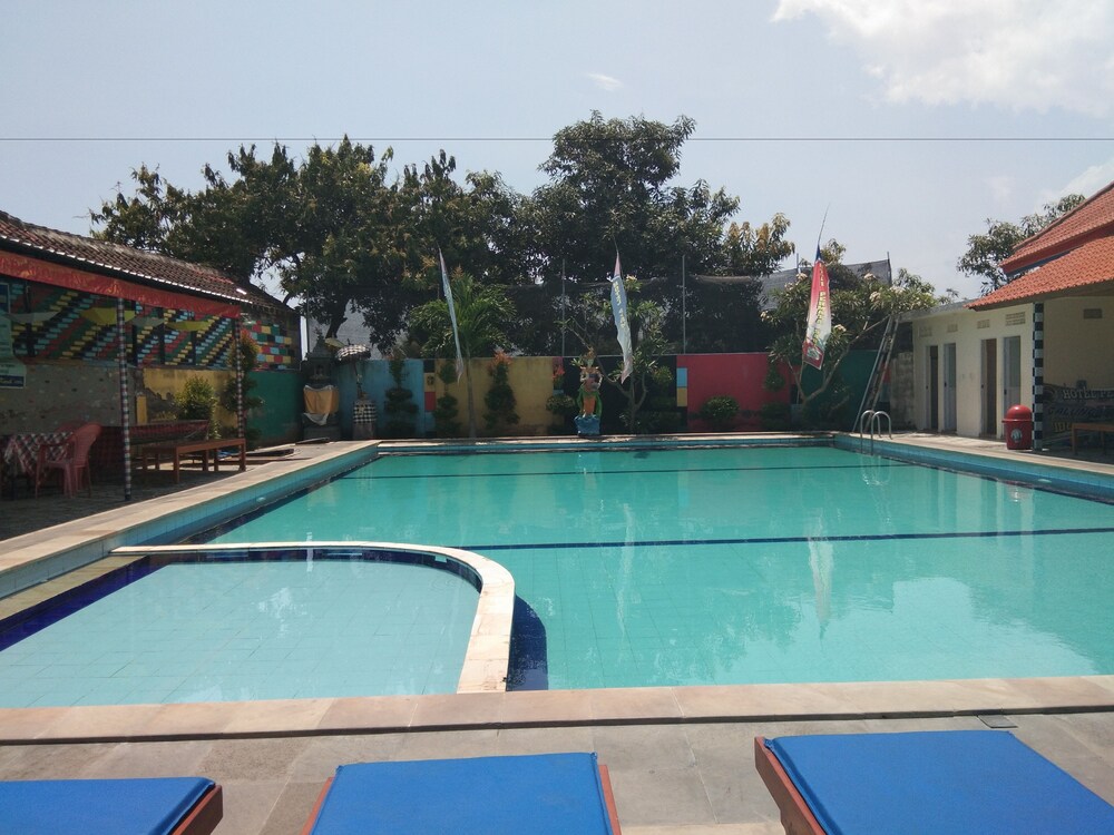 RedDoorz Plus @ Singaraja - carbon neutral hotel in Singaraja